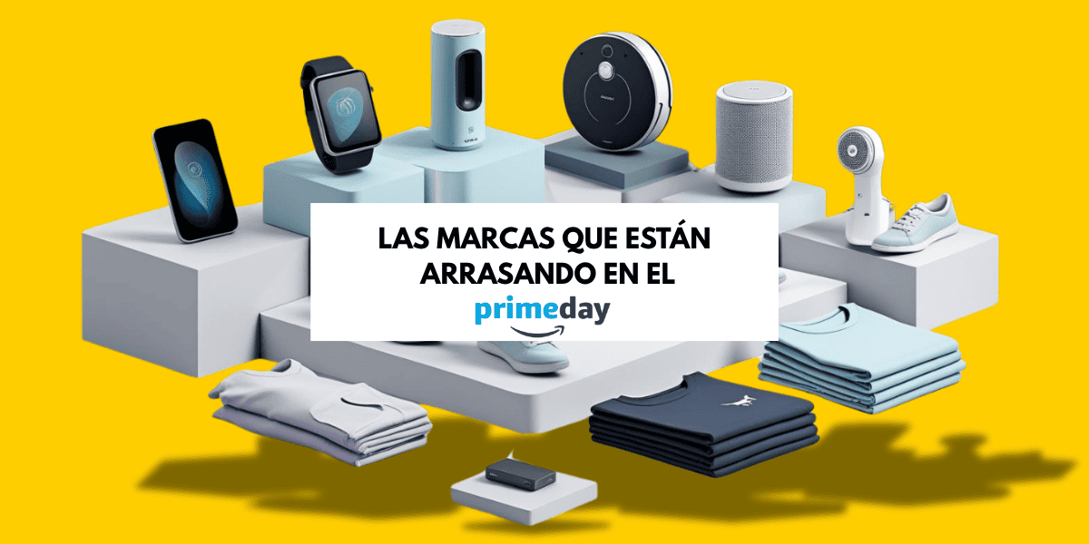 Descuentos-Prime-Day Imagen con fondo amarillo y tarima flotante con productos arriba de ella como móviles camiseras zapatos, todos en tonos celestes gris y con un titulo que dice "Las marcas que estan arrasando en el prime day.